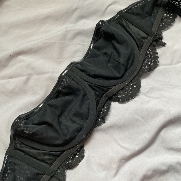 Black Scallop Lace Bandeau - Picture 4 of 6